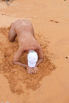Ladysilvas: Ladysilva naakt op het strand pronkt met haar gebruinde kont...