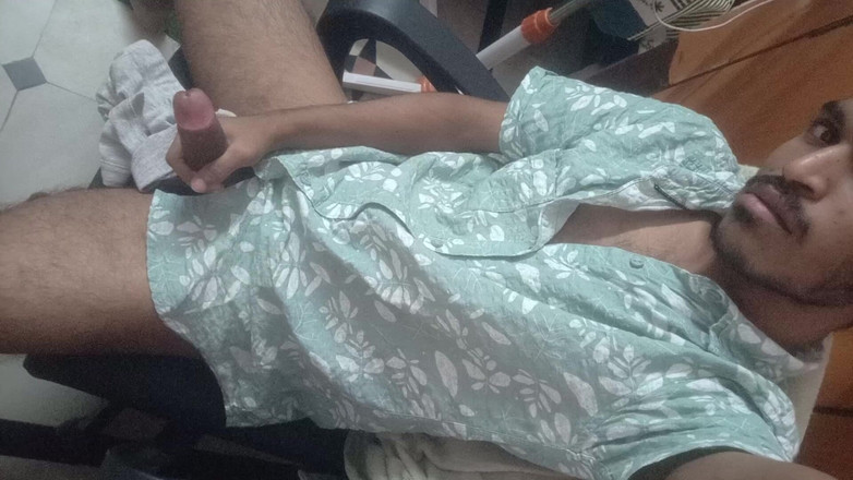 Suhas: Mengendus celana dalam dan mani muncrat