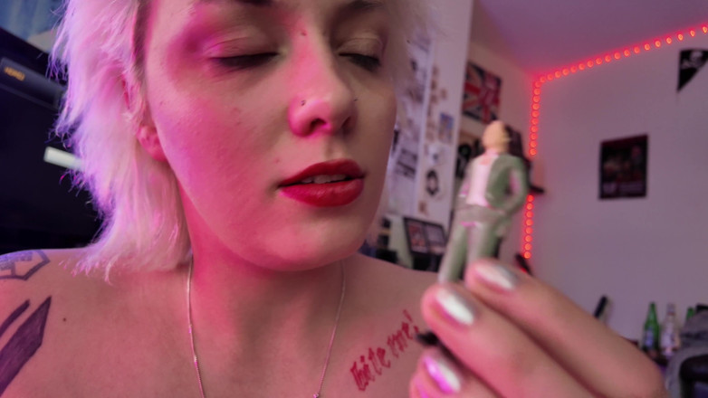 Glitterqueen1999: Swallowing the Tiny man - Tiny Man 