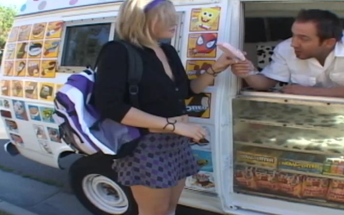The Window of Sex: 热辣的冰淇淋场景-3_blonde少女想在课后和冰淇淋男人做爱