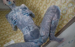 Modella di tatuaggio alternativa si masturba con un grande giocattolo