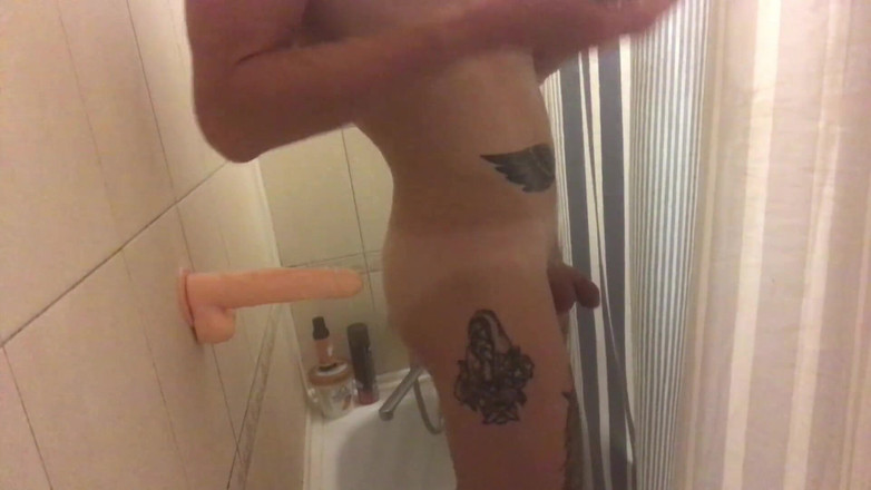 Falcon Al: Saya terperangkap dildo ke dinding di bilik mandi dan bermain...