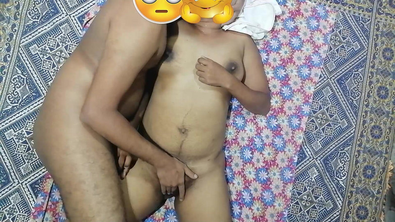 Sweety In Bed: 印度德西，美丽的妻子