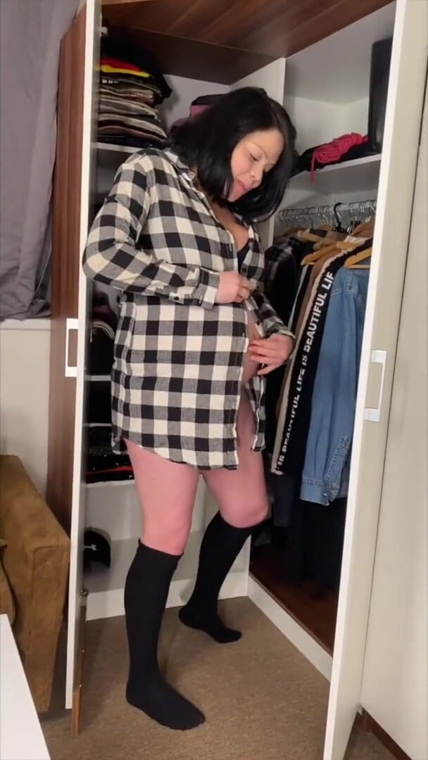 Shione Cooper: Pregnant Shione Cooper trying outfits at home