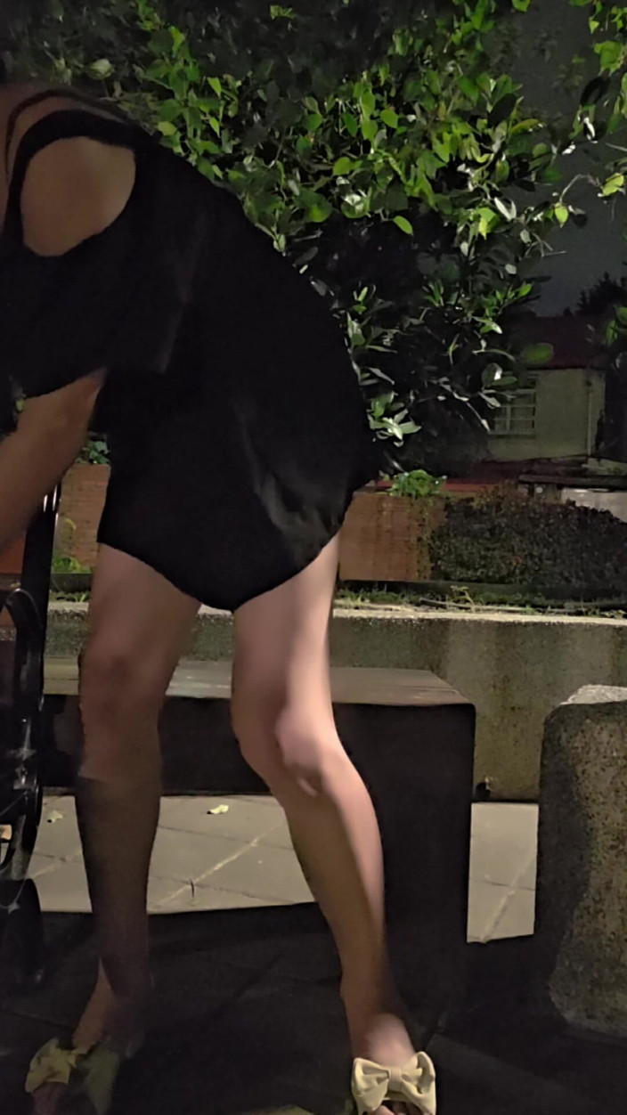 Taiwancdgirl: Gadis pseudo comel Tingxuan menunggang dua dildo di luar rumah