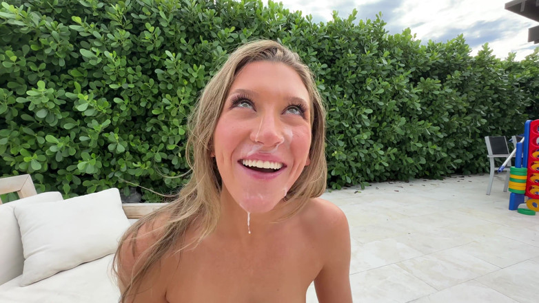 J-Mac: Une voisine blonde sexy se fait surprendre par son voisin à...