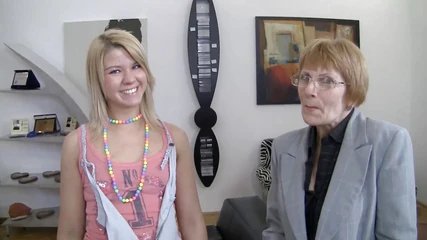 Rocco Siffredi iki nineyi götten sikiyor ve genç kız sikini emiyor