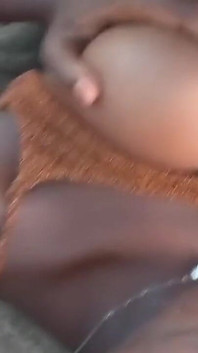 Ebenholz gibt blowjob in der Öffentlichkeit