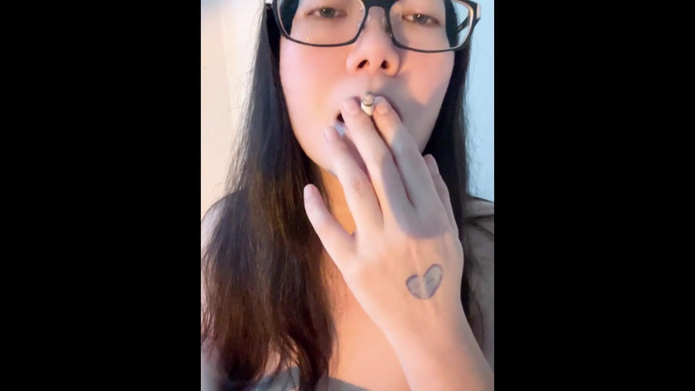 Smoking Asian: Vera miLF asiatica che fuma lingerie | Il posacenere sporco incontra...