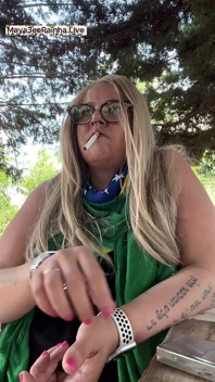 Ritual dewi MILF montel Brazil yang merokok di alam semula jadi