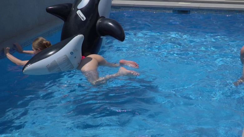 Sheryl X Sinclair: Des lesbiennes s’amusent dans une piscine avec un requin gonflable
