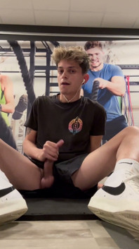 Me puse cachonda en el gimnasio mientras entrenaba, así que decidí arriesgarme y masturbarme con la esperanza de ser atrapado