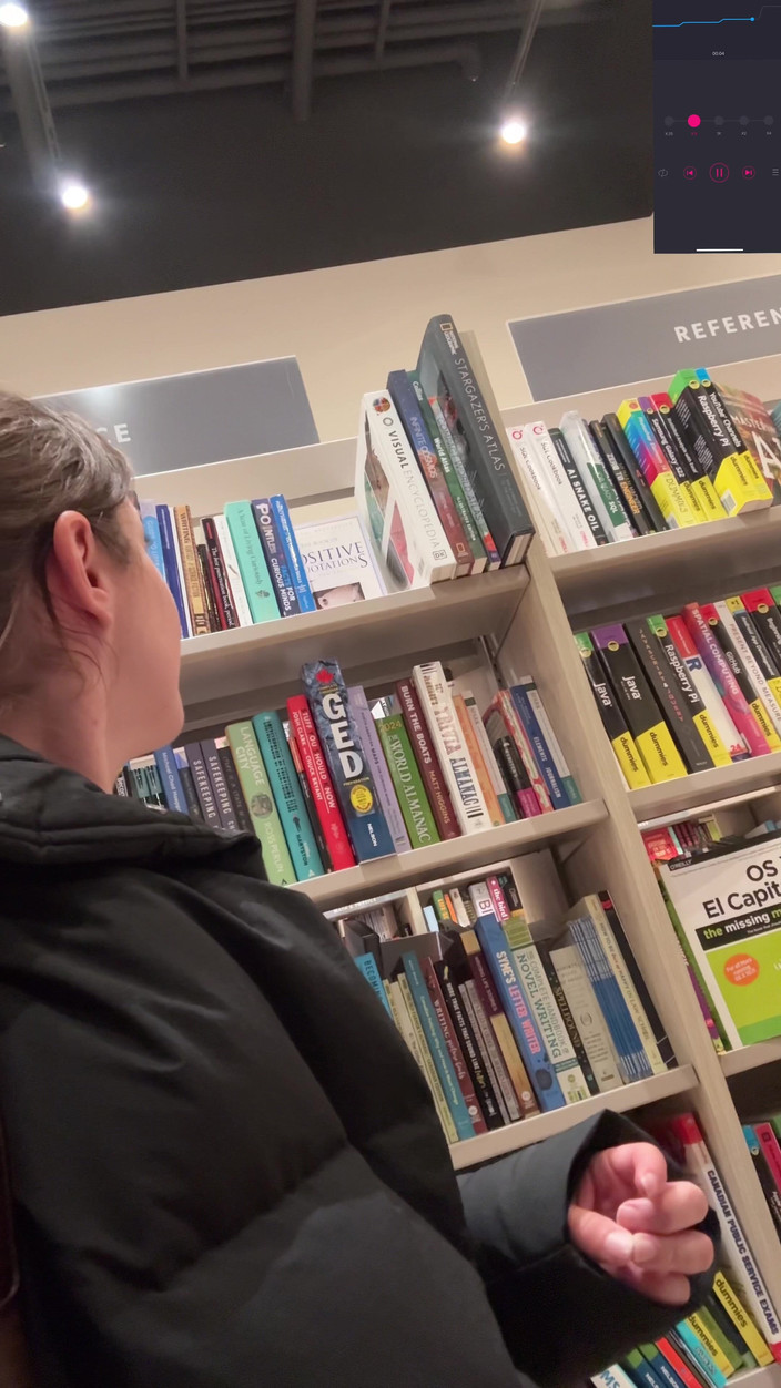 Nadia Foxx: Einkaufen für Bücher mit meinem Vibrator! Hoffentlich komme ich nicht...