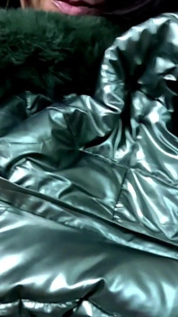 Shiny Downjacket țâțe tachinare - Haină umflată, decolteu adânc și aspect obraznic