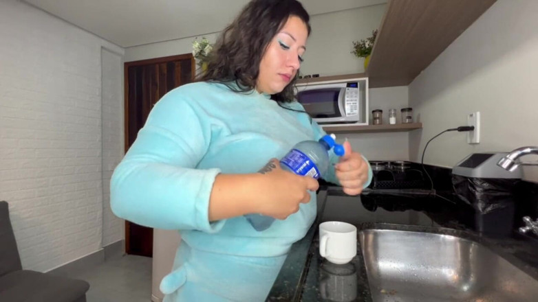 Amateurs videos: Bitch Sits on the Roll of Negation