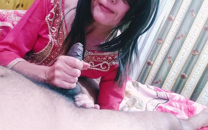 Bolly Karma: Cewek sange ini suka banget dientot habis-habisan sama kontol raksasa...