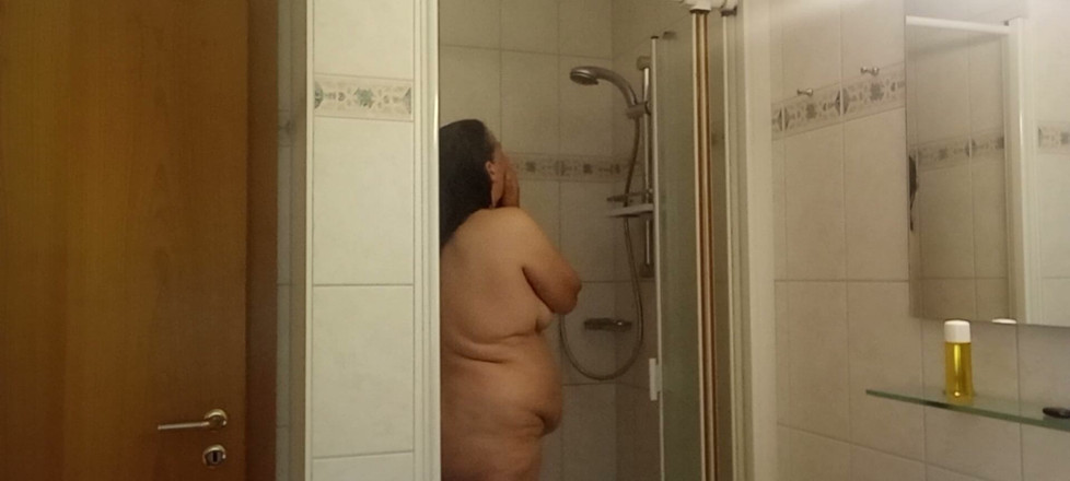 SchwarzeGraefin: Wanita dewasa dengan payudara kecil &amp; bokong besar di kamar mandi