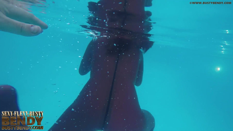 Fem Latex: Erótica contorsción doblando al aire libre