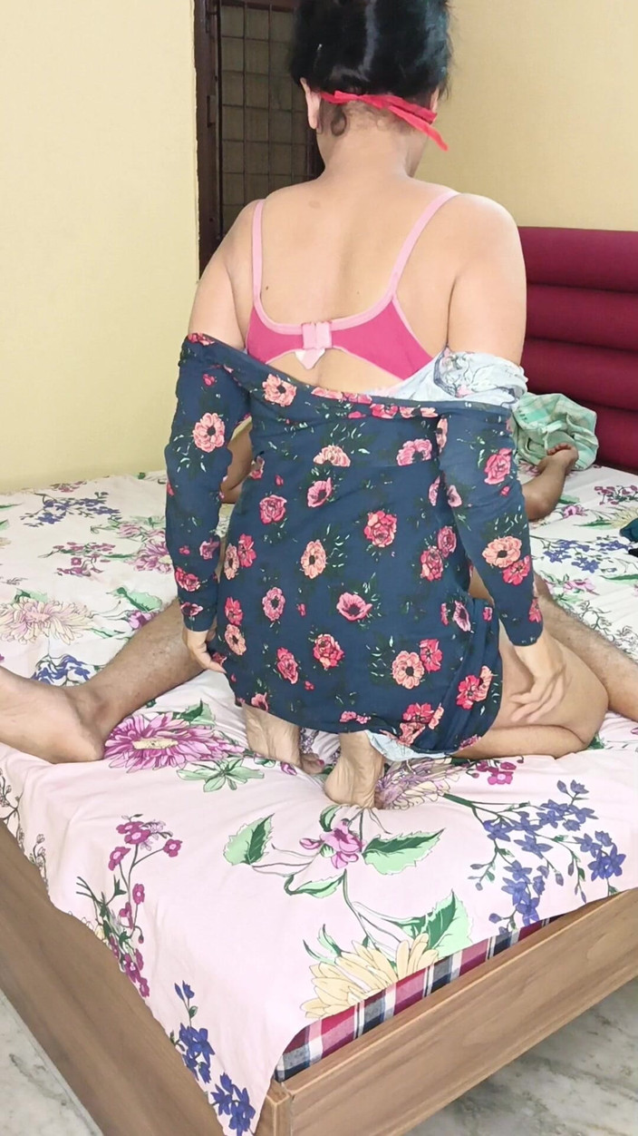 lust of milf: मांसपेशियों में तकलीफ के बहाने डॉक्टर को घर बुलाया गया और चूमा गया