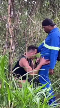 Pekerja melalui taman dan mendapat
