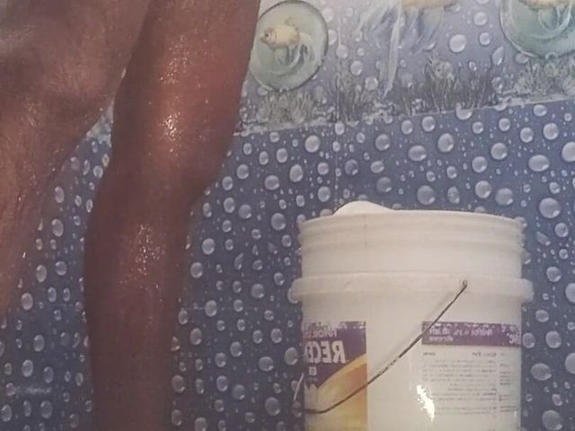 Bathroom Mein Jaton Ki Safai Karta Hua Ladka (Jony blog)