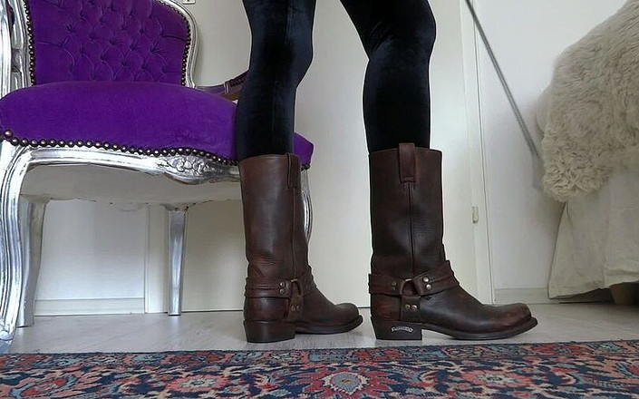 Lady Victoria Valente: POV:茶色のバイカーブーティーでBallbusting