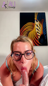 42 - en primer plano: rubia te chupa la polla y toma la preñada