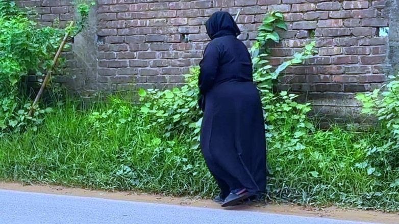 Aria Mia: アラブ系のホットな継母がホテルのベッドで道からイって興奮し、彼女の大きなお尻を見て手コキを始める