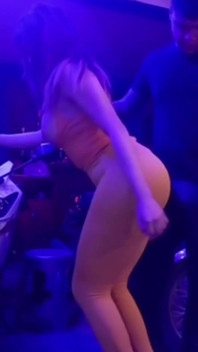 Gadis ini mengerang saat aku menembusnya dan membuatnya mengerang dengan senang dan senang karena memberitahuku fantasi seksual terbesarnya