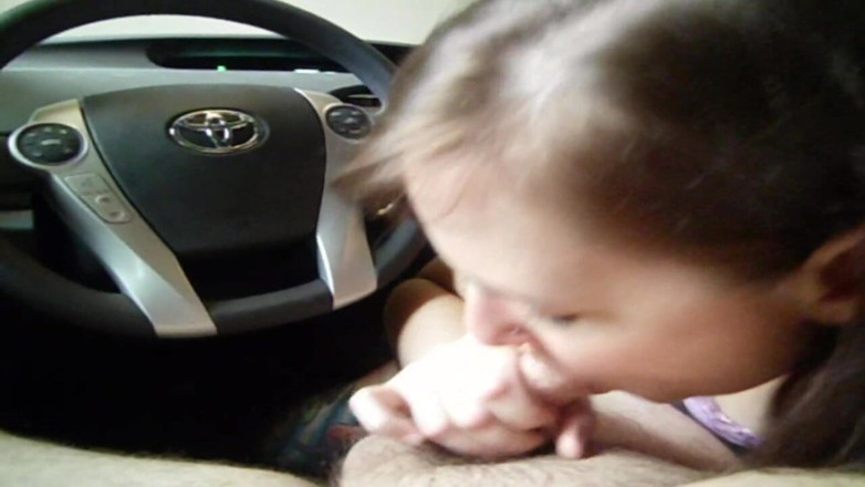 Sexy Amateurz: She gives good blowjob in the car