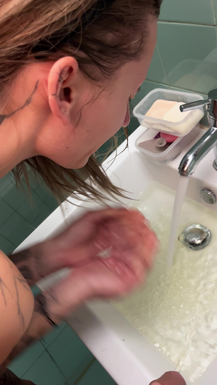 Cur1ouscoup420: Spală-ți fața cu pișare, curvă