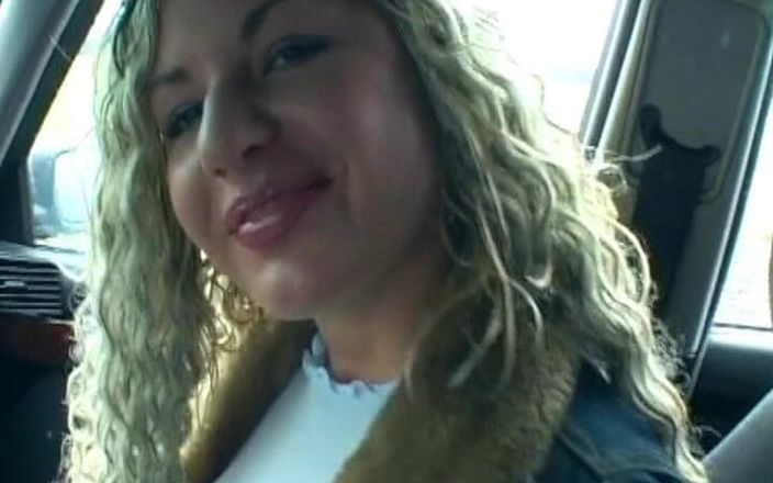 Busty German Sluts: Remaja dipikat dari Jerman menjolok dalam kereta