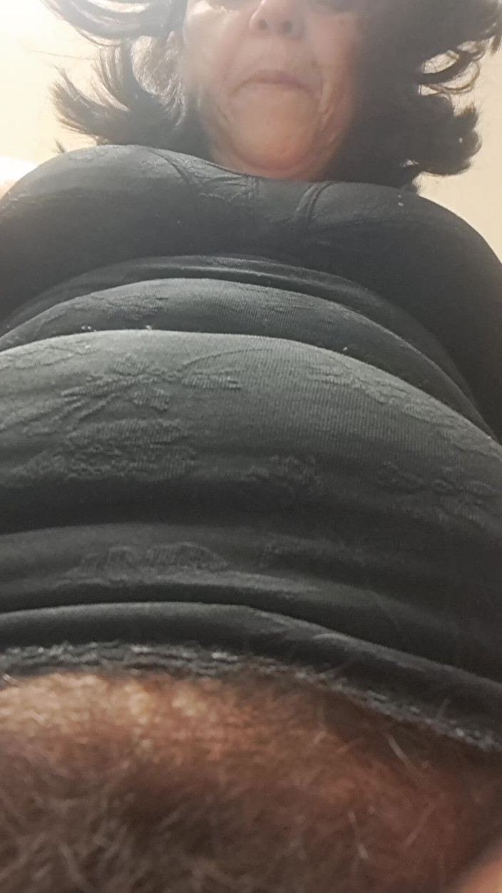 Mommy big hairy pussy: Pierna arriba tocando el coño peludo caliente de mamá profunda