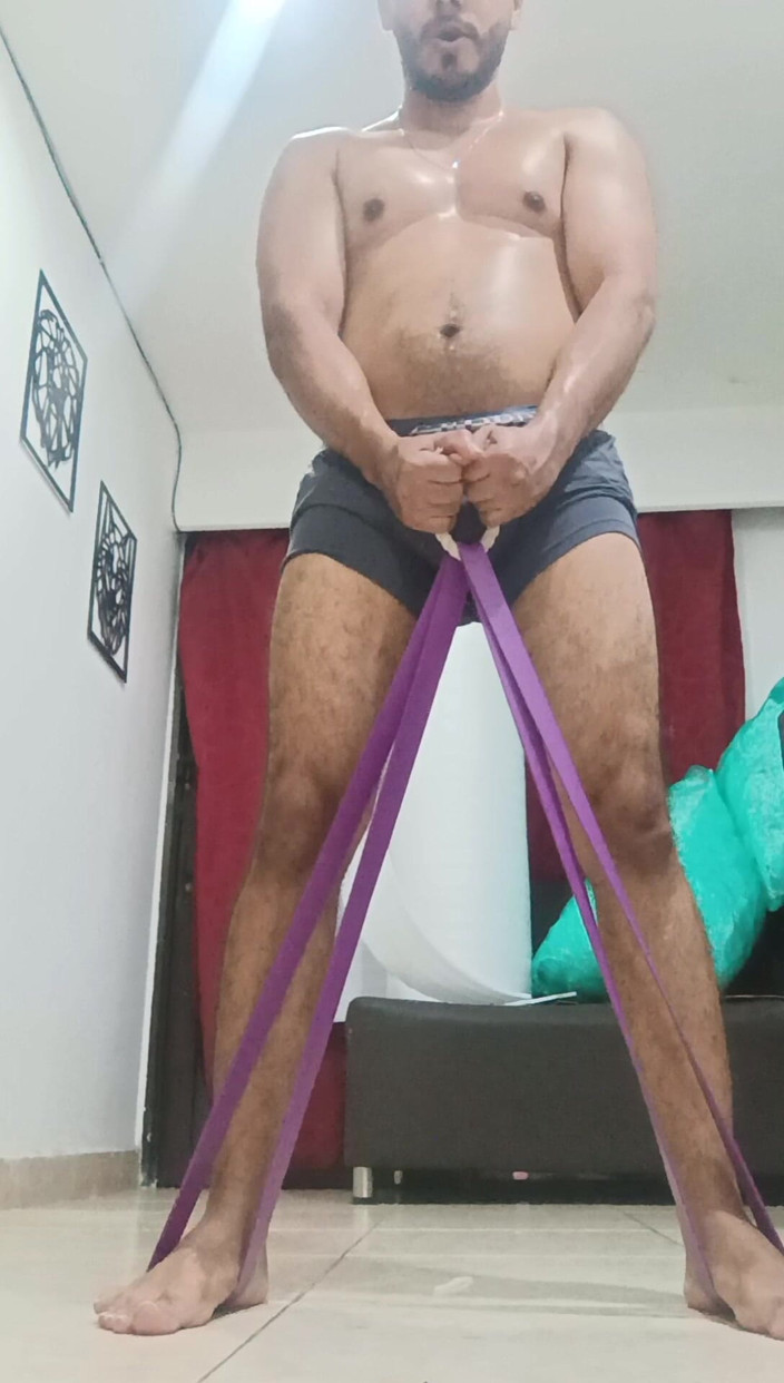 Tommhot: Sexy chlupatá Latinoameričanka cvičí doma