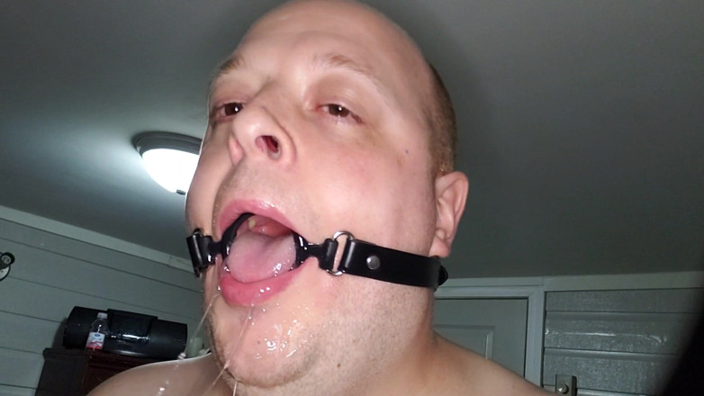 Charlieboy69: Hluboké kouření a 7 palcové dildo s roubíkem v ústech