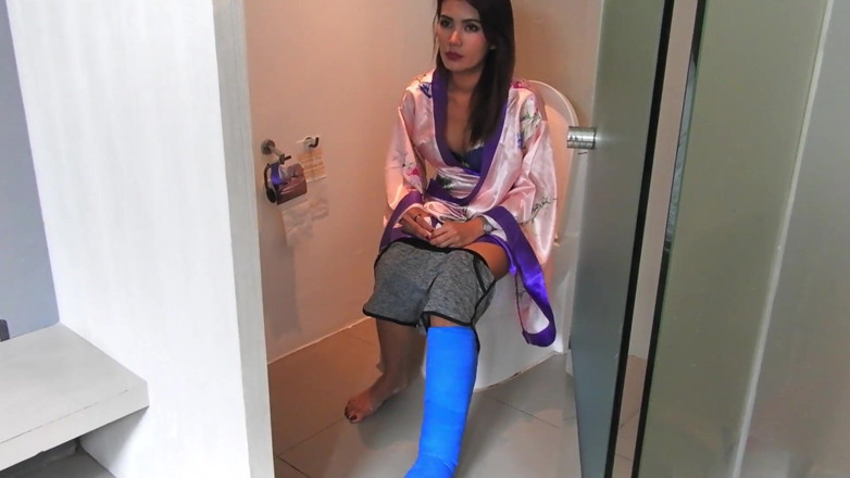 Asian Pussy Vision: Daily morning routine with a short cast leg