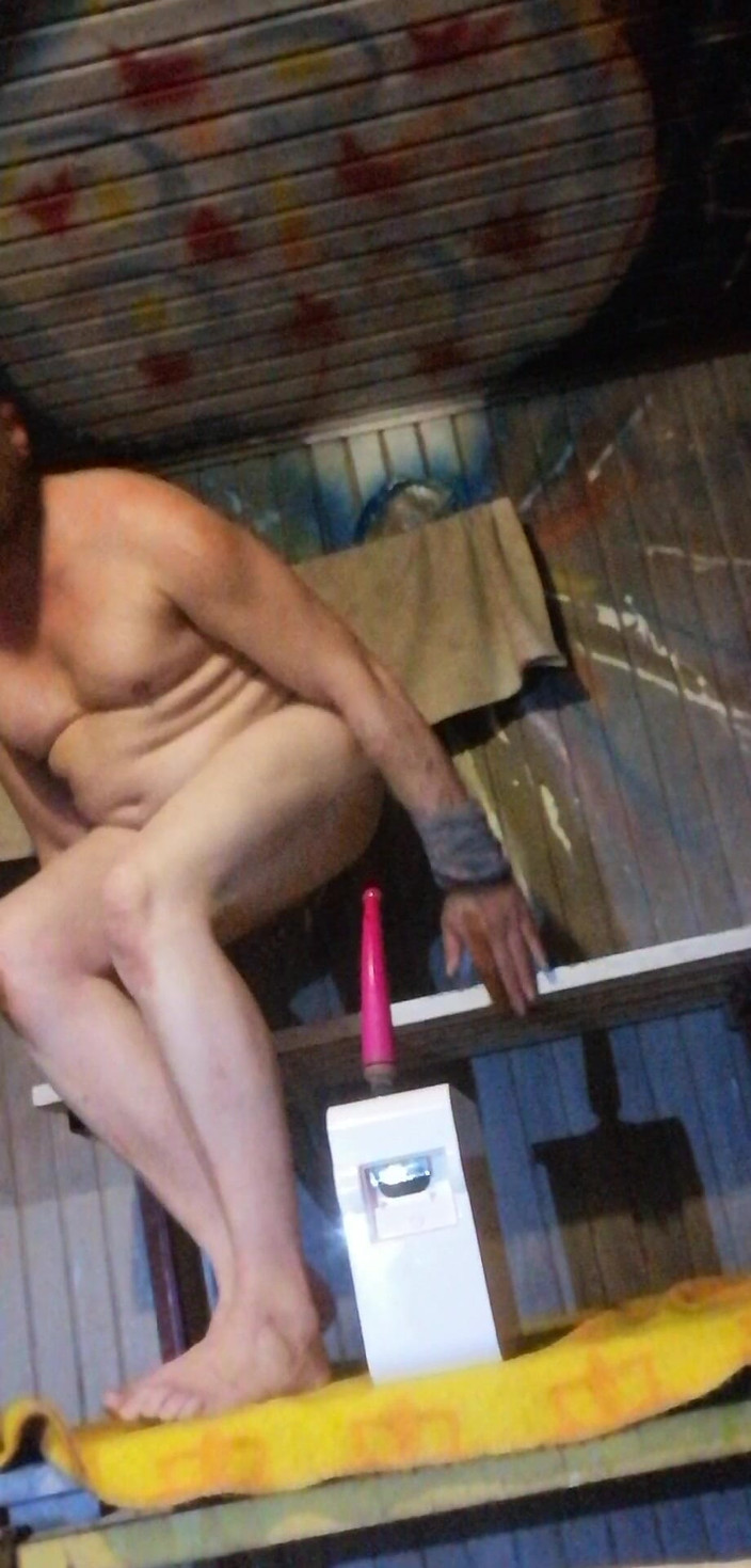 HornyLarry: Amo cavalgar reverso aquele vibrador gspot. Tesão na Sauna.