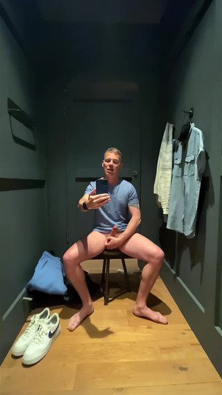 NakedFoxx: Ризикована примірочнія дрочить: наступний хлопець чує, як я кінчаю - величезний камшот