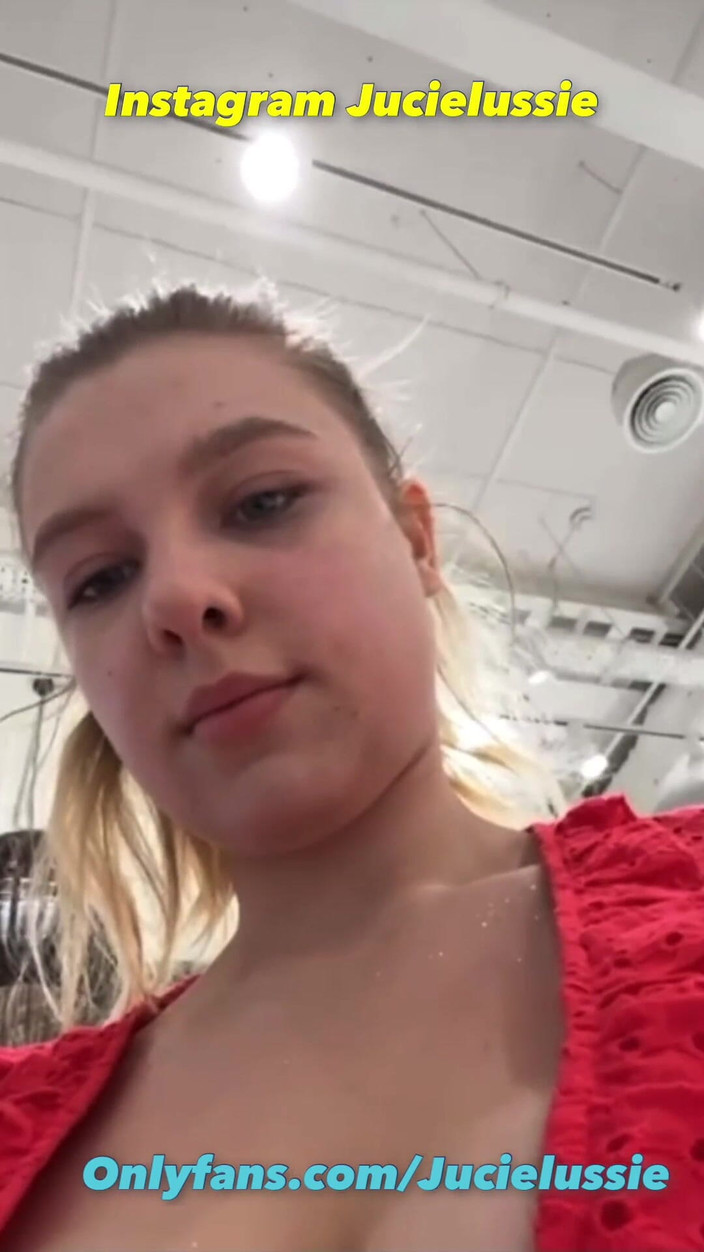 JuiceLussie: Отличная мастурбация в раздевалке