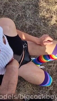 Duas Femboys Fodendo Como Putas Fodidas Em Público Perto Da Pista, Cum Em Suas Bocas E Bundas