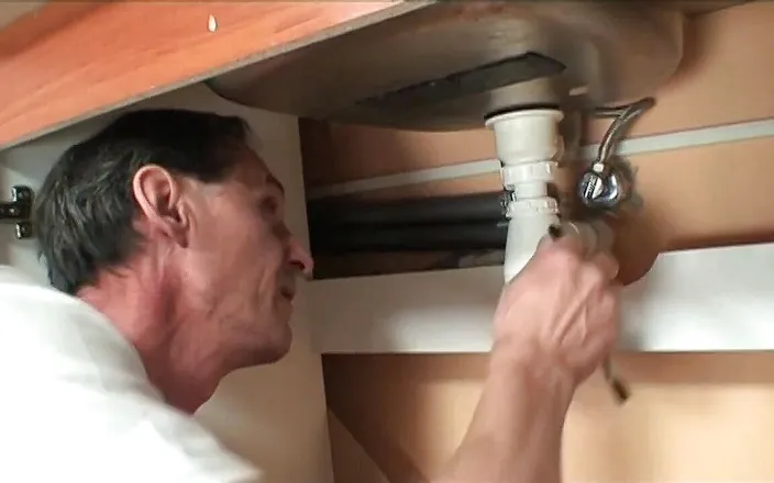 Old PIGS XXX: Instalatér ví hodně o potrubí