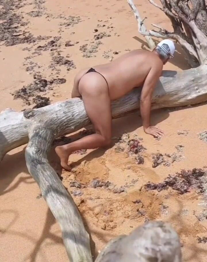 Ladysilvas: Ladysilva pronkt in sexy slipje op het strand