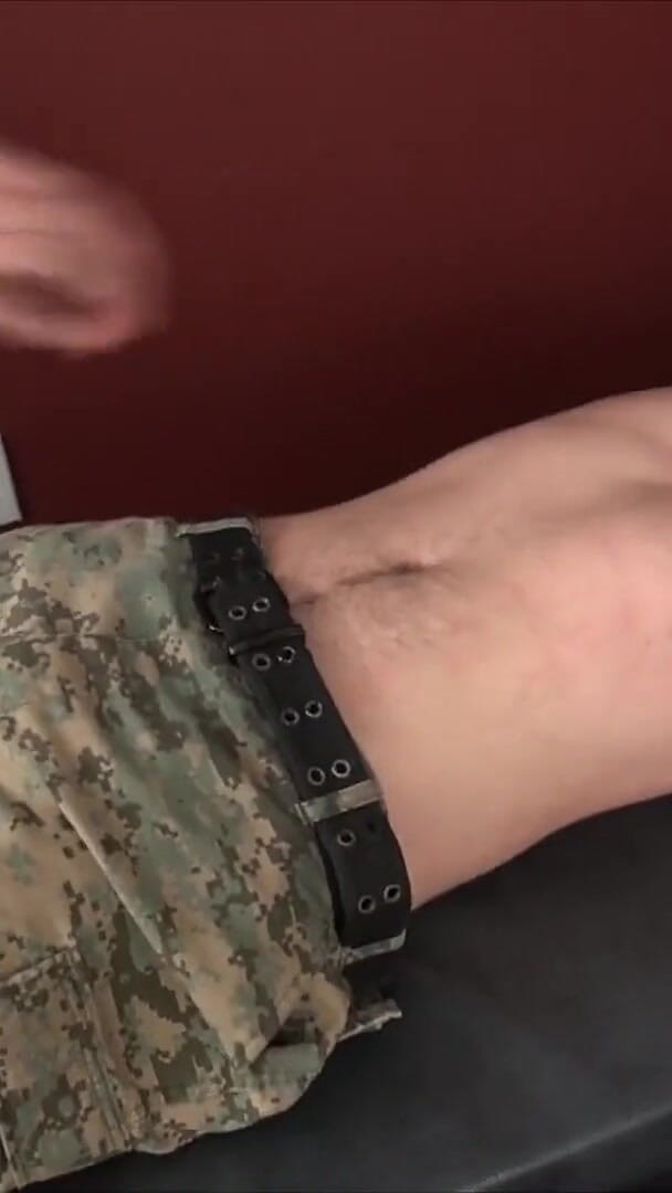 Princess Nikki's Gay Tickle and Handjob Club: समलैंगिक आदमी नरक को उससे बाहर गुदगुदी करता है! 100% समलैंगिक गुदगुदी किस्म