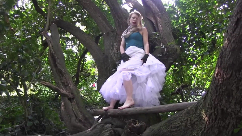 Naughty Girls: Si arrampica sull'albero e si infila le dita nella figa