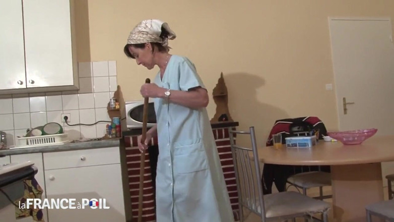 La France a Poil: Cougar stepmom seduces a young friend of her stepson