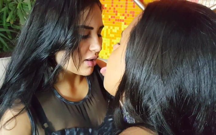 FetishKing: Kissing - heiße küsse von gabriele und baby brünett