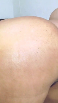 Fundul fiicei mele vitrege este foarte mare, perfect pentru un anal
