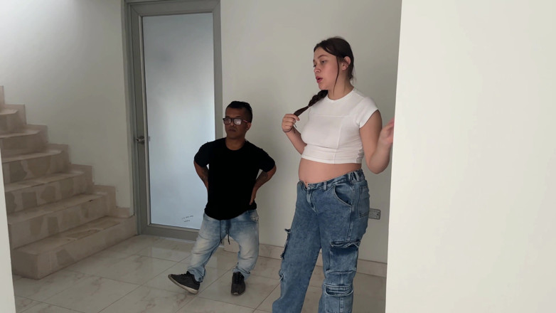 Julianaburning: 我操了有钱的怀孕房地产顾问女孩，让她同意租她的房子，我最终把我巨大的鸡巴放进了她体内。