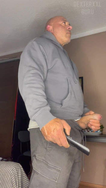 Mr. Guru: M. Gourou. Branlette rapide, grosse culturiste