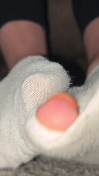 Roztrhaná ponožka fetiš kroutí prsty na nohou POV